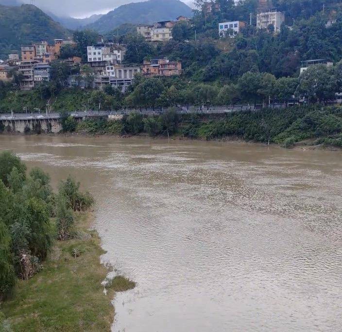 婚礼当天跳河男子之父发声！称仍在等调查结果，暂时不办丧事