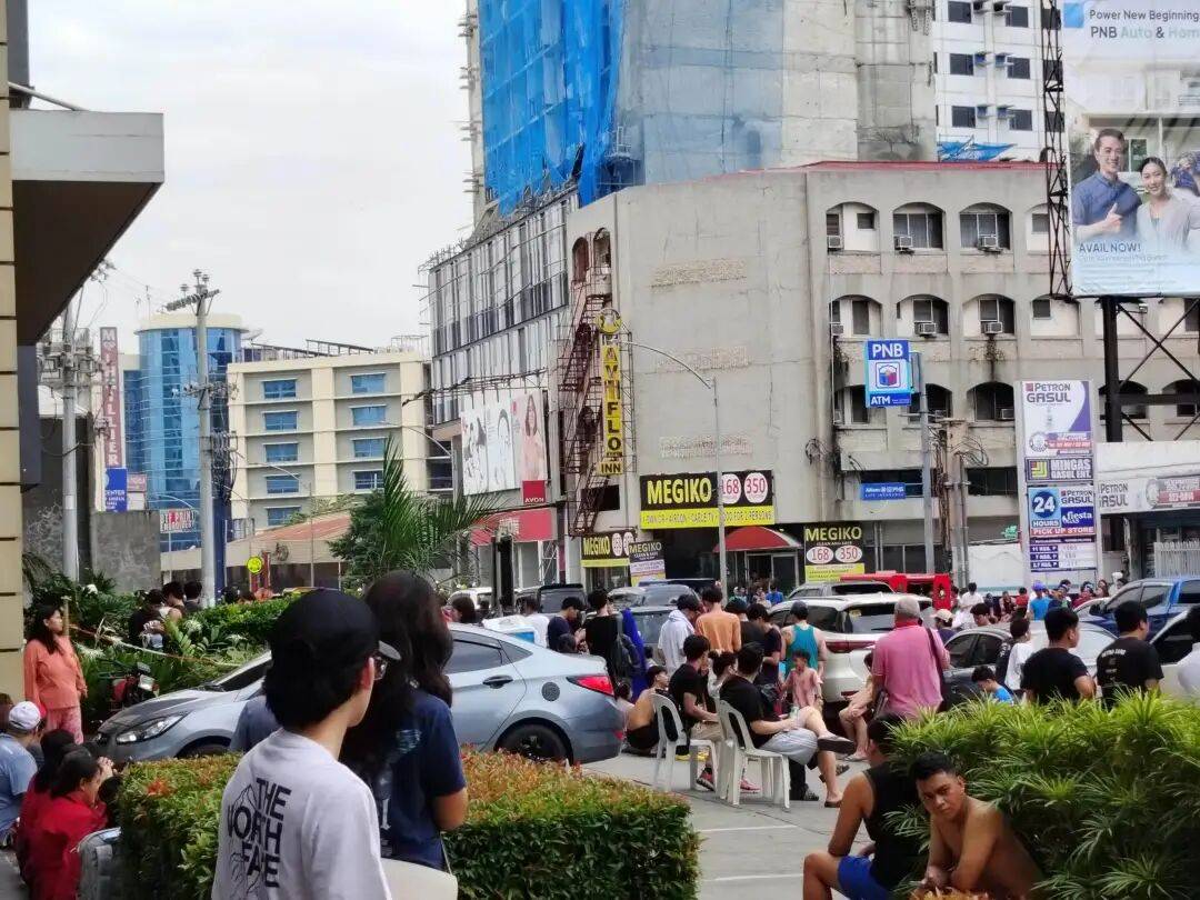 在菲华人亲历7.6级强震:震感强烈,有女生被吓哭|鱼眼·热点