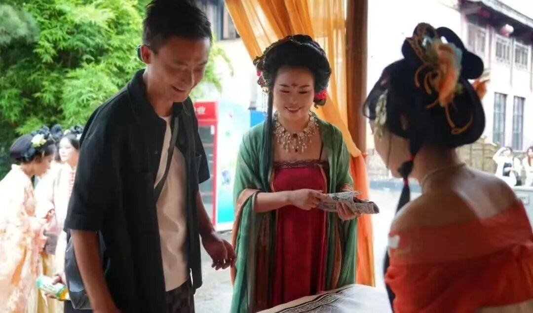 日均1.5万游客“入戏”带动商户日备货量激增50%|一场沉浸式体验“带火”青岩古镇假期文旅消费