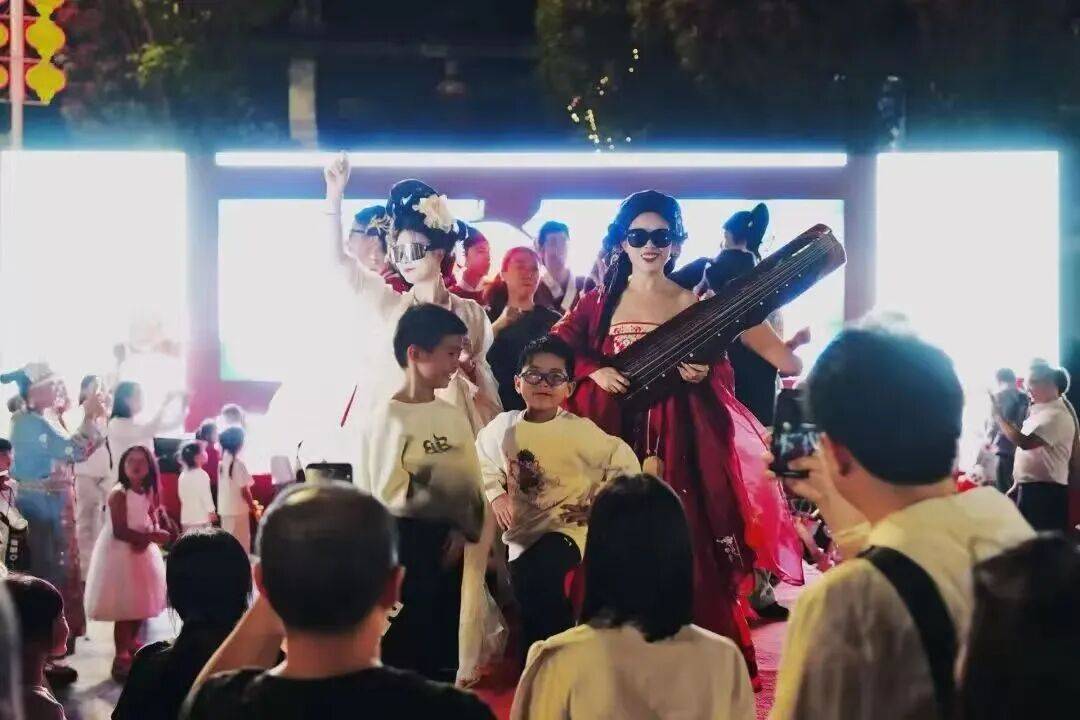 日均1.5万游客“入戏”带动商户日备货量激增50%|一场沉浸式体验“带火”青岩古镇假期文旅消费