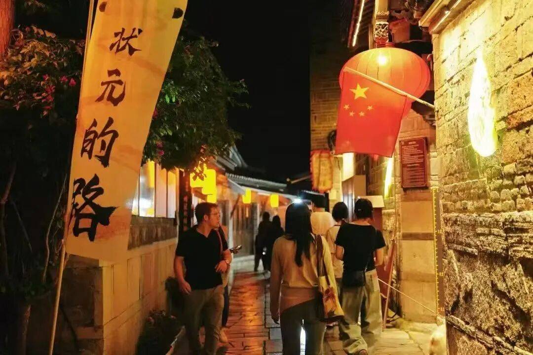 日均1.5万游客“入戏”带动商户日备货量激增50%|一场沉浸式体验“带火”青岩古镇假期文旅消费