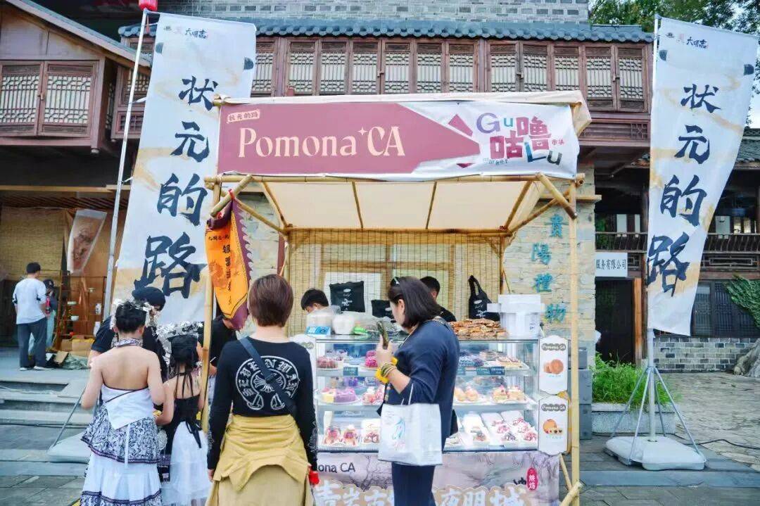 日均1.5万游客“入戏”带动商户日备货量激增50%|一场沉浸式体验“带火”青岩古镇假期文旅消费