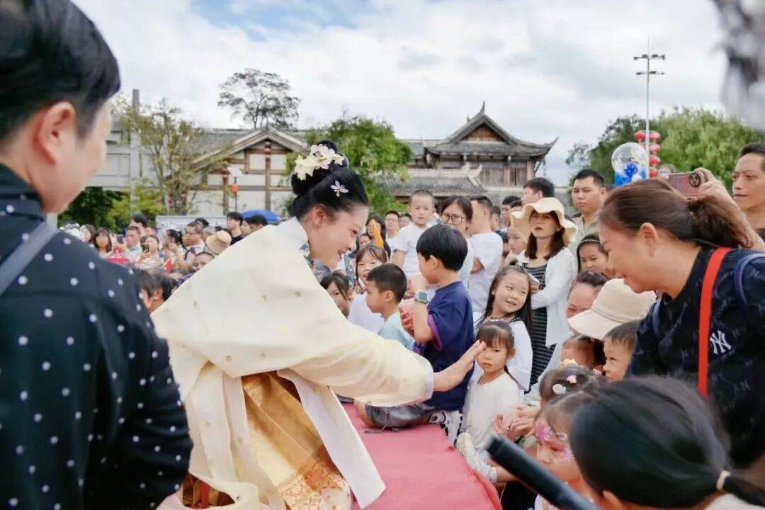 日均1.5万游客“入戏”带动商户日备货量激增50%|一场沉浸式体验“带火”青岩古镇假期文旅消费