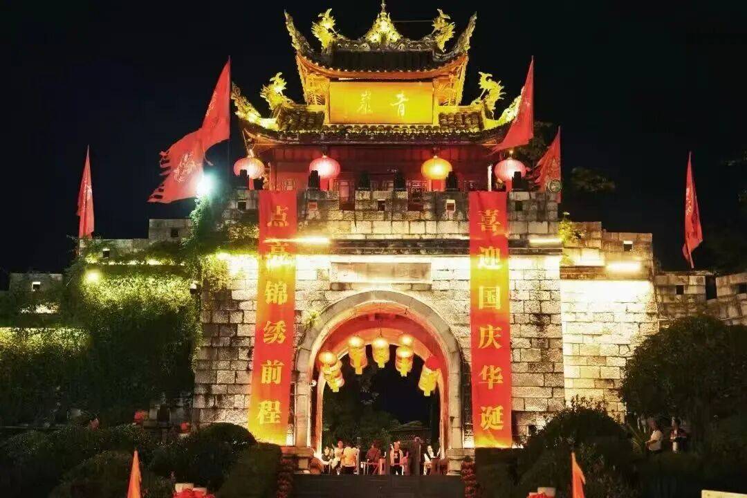 日均1.5万游客“入戏”带动商户日备货量激增50%|一场沉浸式体验“带火”青岩古镇假期文旅消费