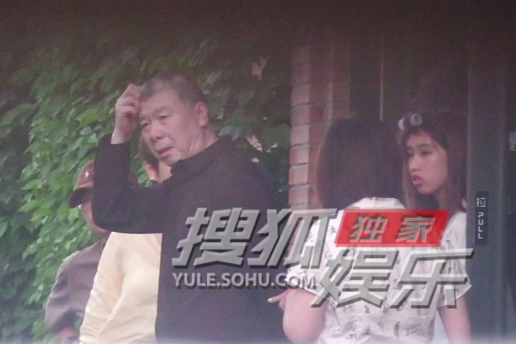 考古|冯小刚带女儿去陈思诚工作室!开个人账号还读影视专业,她也要“女承父业”吗?