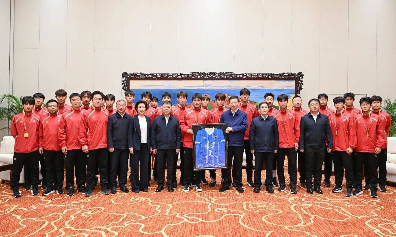 许昆林会见夺得全运会冠军的辽宁U18男子足球队